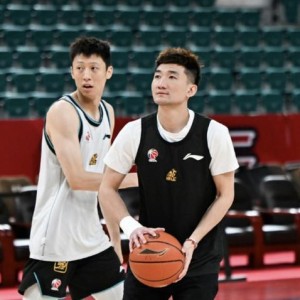 大发彩票官方网站-背水一战迎来复出？孙铭徽现身浙江广厦G2赛前踩场训练